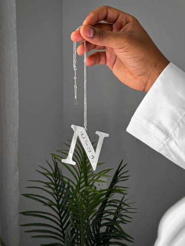 تعليقة سيارة بالحرف والاسم