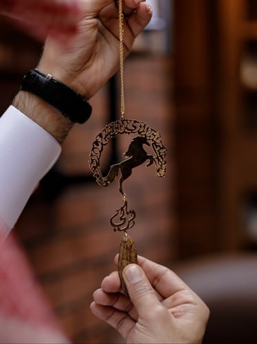 تعليقة خيل مع كسرة العود بشكل فخامه