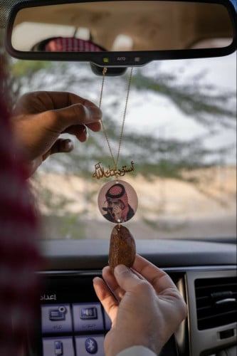 تعليقة سيارة بصورة مع كسرة العود