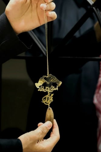 تعليقة كسرة العود بشكل قلب بيدين ترند