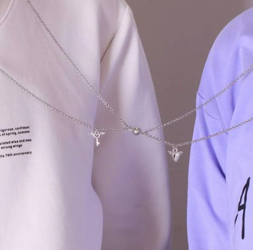 قلادة المغناطيس بقفل ومفتاح