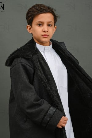 فروة أسود باطراف جلد