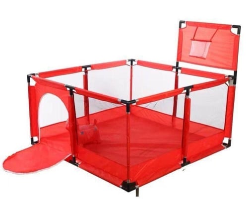 حاجز اطفال وسط مع كرة سلة