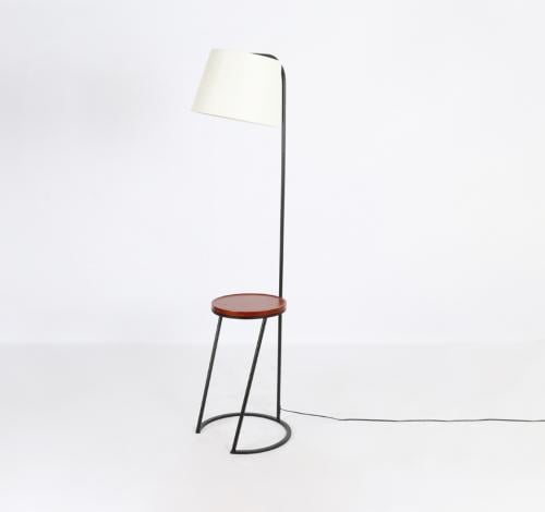 اباجورة مع طاولة