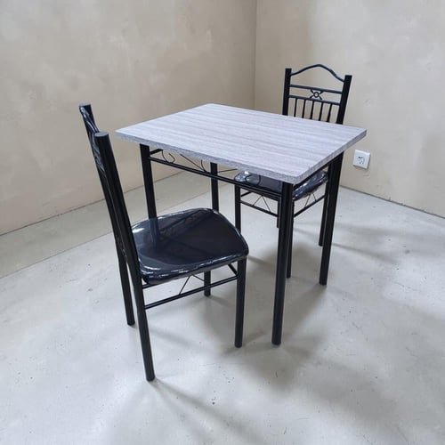 طاولة خشب مع 2 كرسي