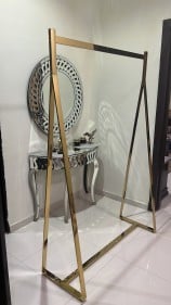 علاق ملابس ذهبي