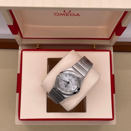 ساعة اوميغا نسائي مينا صدف الماس