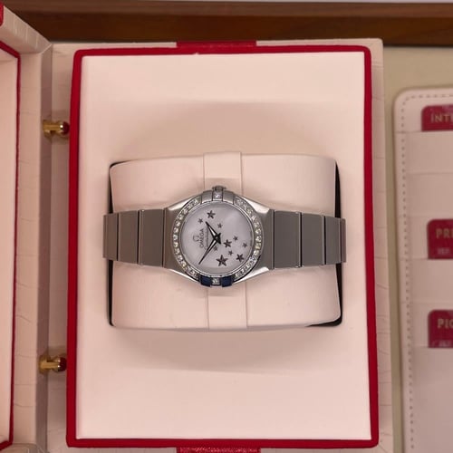 ساعة اوميغا نسائي مينا صدف طوق الماس