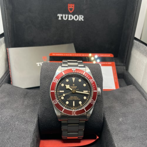 ساعة تيدور بلاك باي طوق احمر