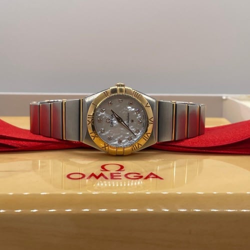 ساعة اوميغا نسائي صدف والماس