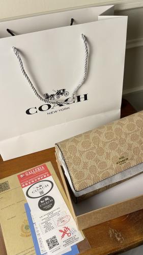 شنطة COACH بشكل انيق