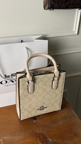 شنطة COACH بلونين مميزين