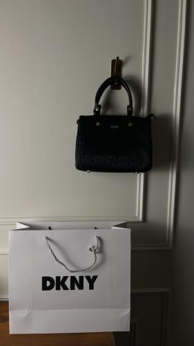 شنطة DKNY المميزه