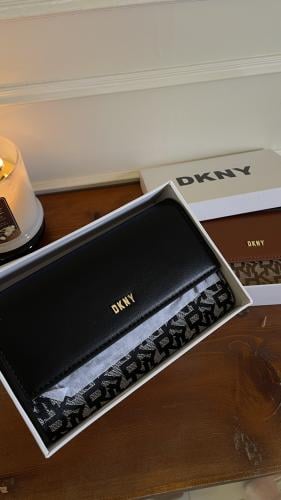 شنطة DKNY بلونين مميزين
