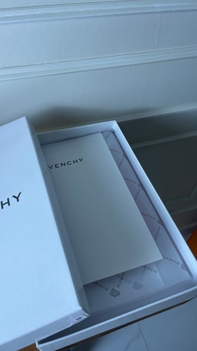 شماغ GIVINCHY