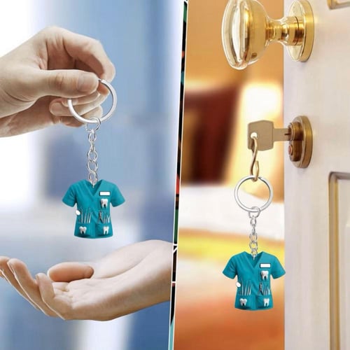 ميدالية مفاتيح بشكل قميص بدلة طبية