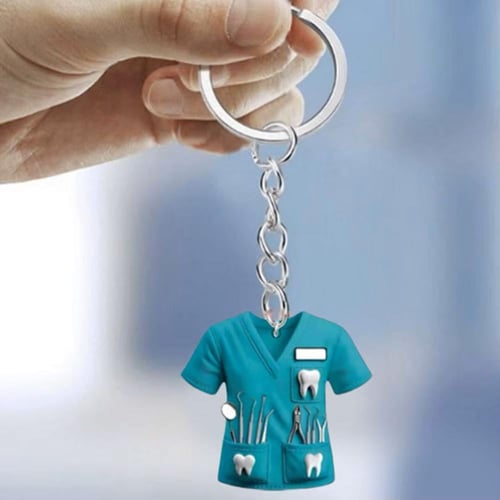 ميدالية مفاتيح بشكل قميص بدلة طبية