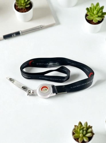 حامل بطاقة الهلال الاحمر السعودي علاق