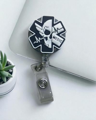 حامل بطاقة مع شعار مجسم ميدك