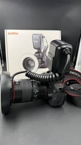 كاميرا كانون 700D مع عدسة ماكرو حمراء مستعملة