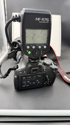 كاميرا كانون 700D مع عدسة ماكرو مستعملة