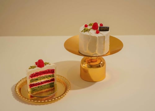 عرض الكيكة والورد وبالون