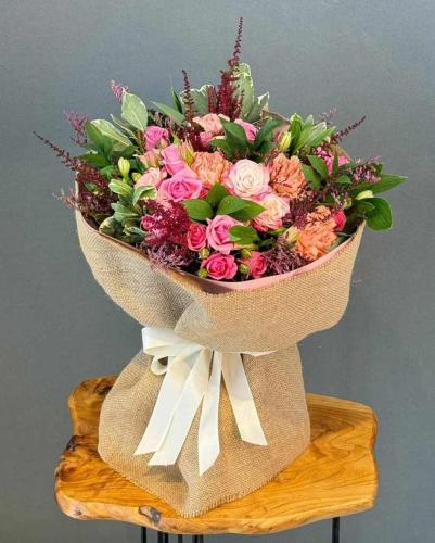 باقة ورد تغليف خيش بيج