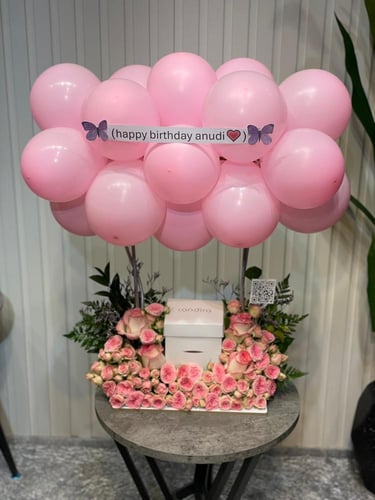 كيك ورد وقوس بالون