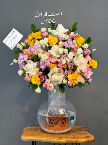 فازة ورد مع عبارة اكرلك وسمكة زينة