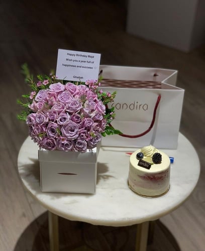 بكج هدية راقي كيكة مع تنسيق ورد وشمعة كارد اهداء م...