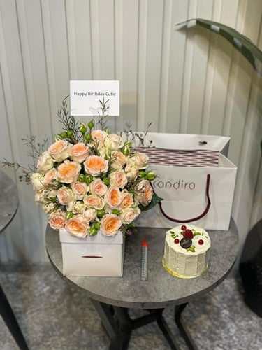 بكج هدية راقي كيكة مع تنسيق ورد وشمعة كارد اهداء م...