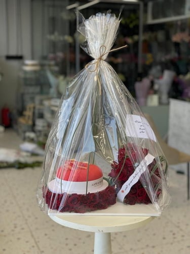 كيكة اني وداني مع تنسيق ورد الهدية الى تجملك في كل...