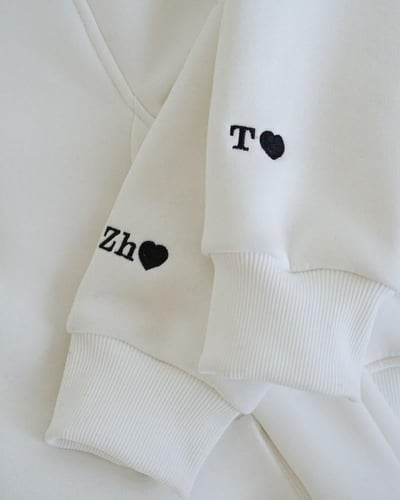 بلوفر القلب مطرز بحروف مخصصة