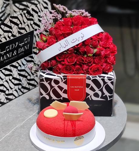 كيكة فاخرة مع تنسيق ورد بيبي روز وشريطة تخصص العبا...