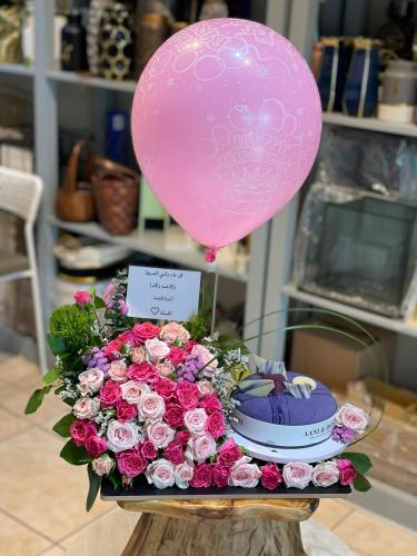 عرض كيكه مع الورد وبالون