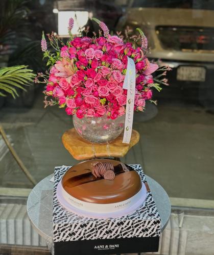 فازة ورد مع كيكة هدية المناسبات الرائعة توصيل الري...