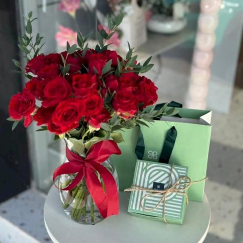 هدية روعه فازة ورد مع تشوكلت باتشي وكرت اهداء مجان...