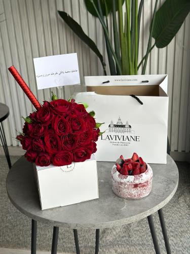 كيكة لفيفيان الذيذة مع تنسيق ورد وشمعة توصيل الريا...