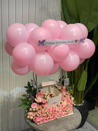 كيك ورد وقوس بالون