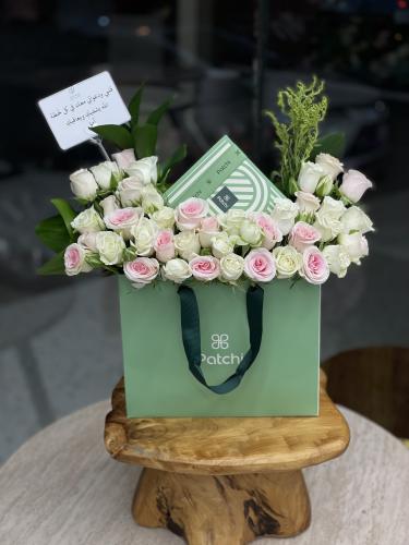 هدية تشوكلت باتشي مع ورد طبيعي بيبي روز كرت اهداء...