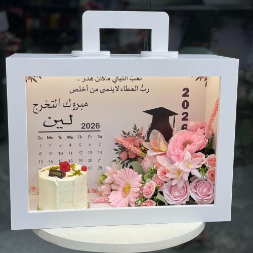 بوكس بهجة مع اضائة مع ورد وكيك وشمعه فقط لرياض خار...