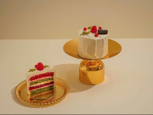 بكج الهدايا المميزة كيكة مع تنسيق ورد وبالون وشريط...