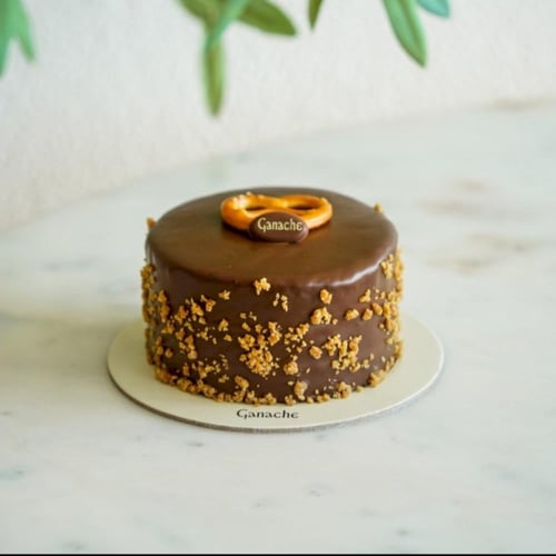 كيكة جاناش مع باقة ورد منوع