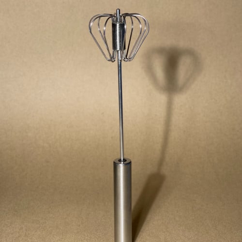 أداة خلط - تدور حول نفسها عند الضغط عليها .