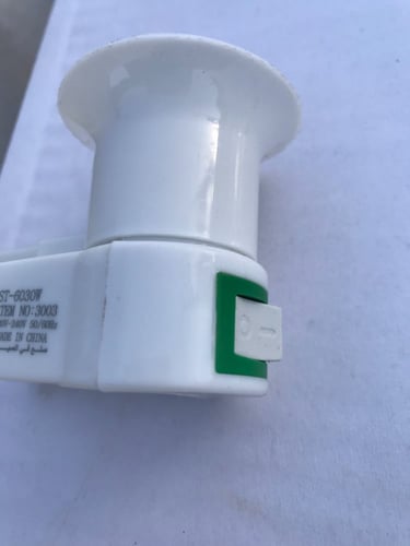 موصل اضاءة E27 للكهرباء شاحن . فيش جداري ثلاثي