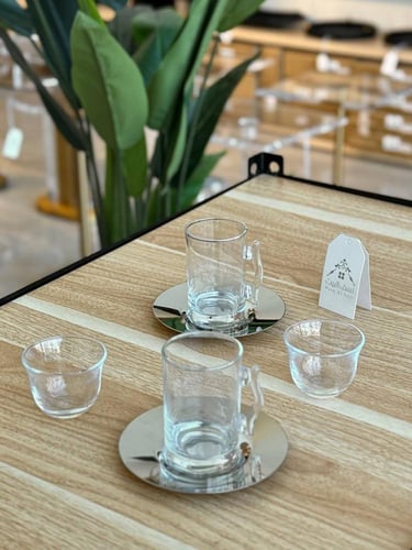 طقم قهوة وشاهي 18 قطعة وبتصميم أنيق وكلاسك