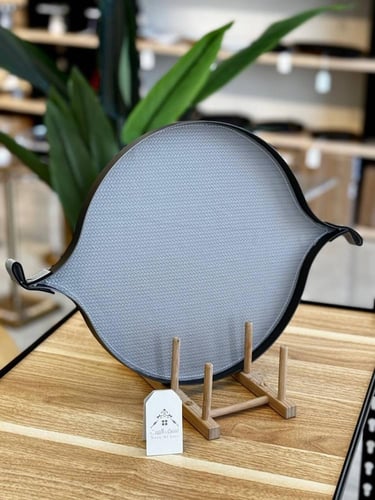 صينية من الجلد والمعدن بتصميم غريب وأنيق