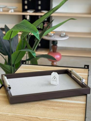 صينية راقية من الجلد والخشب