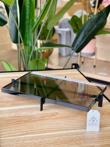 حامل زجاجي رمادي وبقاعدة سوداء