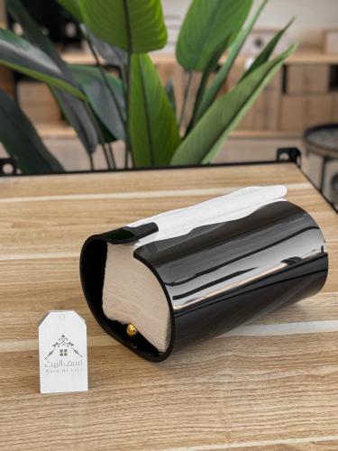 حامل مناديل أسود